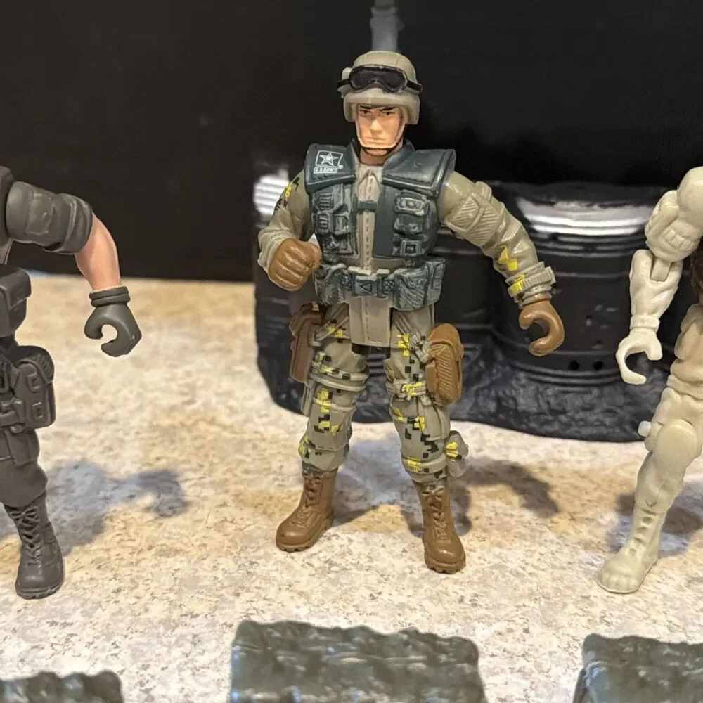 Military Action Figure Lot 5 Soldiers + Oil Drum Stand & 4 Sandbags 4” Toys